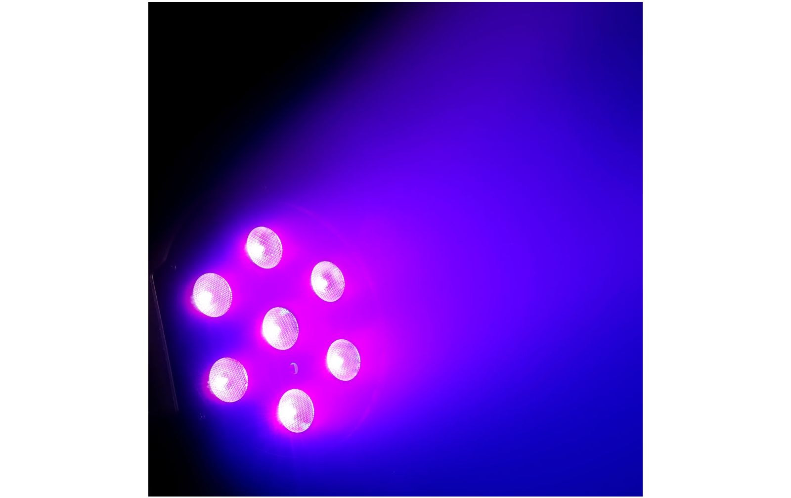 Cameo Flat PAR Can 7X3W UV IR 7 x 3 W High Power FLAT LED UV PAR-Scheinwerfer in schwarzem Gehäuse