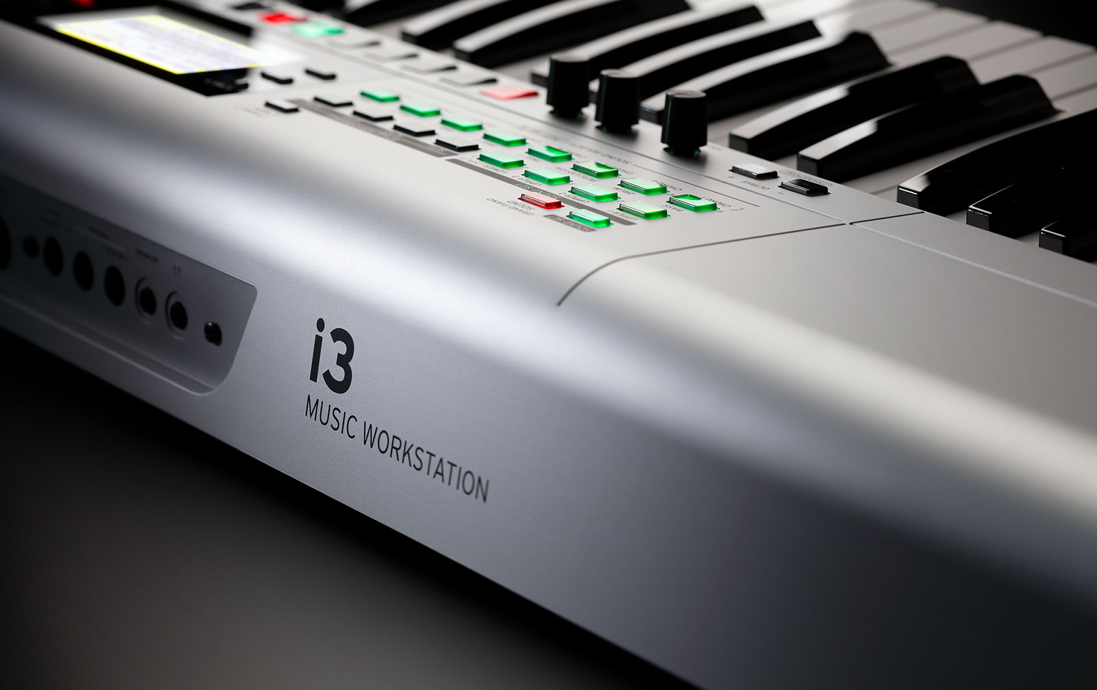 Korg i3 Workstation mit 61 Tasten, silber