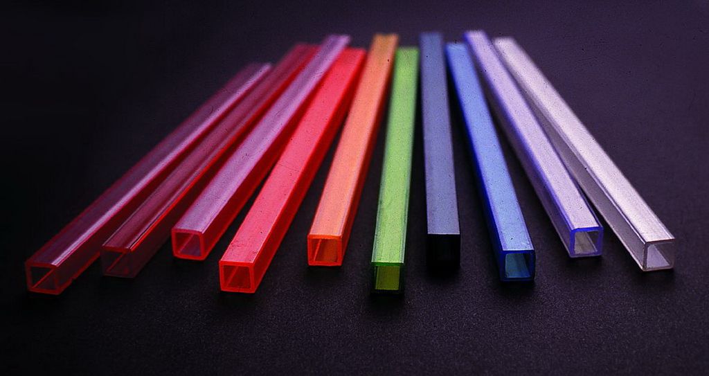 Eurolite Leer-Rohr, 10x10mm, UV-akt.hellblau, 2m