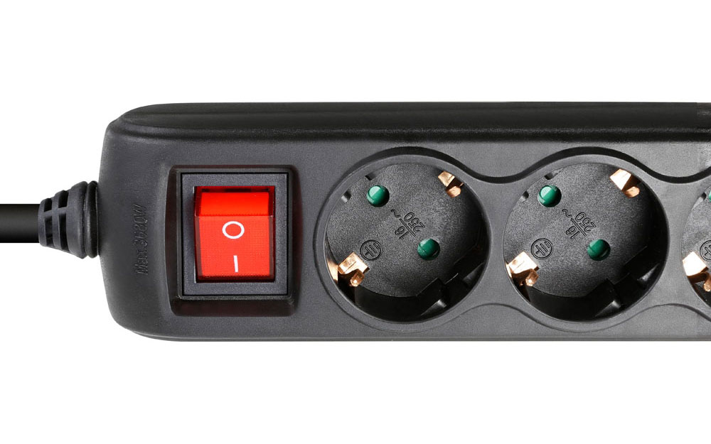Adam Hall 8747 S 3 USB 3-fach Steckdosenleiste mit Schalter und 2 USB-Ladebuchsen