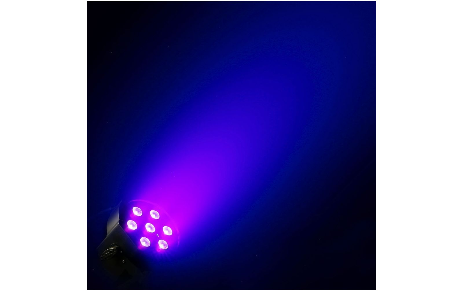 Cameo Flat PAR Can 7X3W UV IR 7 x 3 W High Power FLAT LED UV PAR-Scheinwerfer in schwarzem Gehäuse
