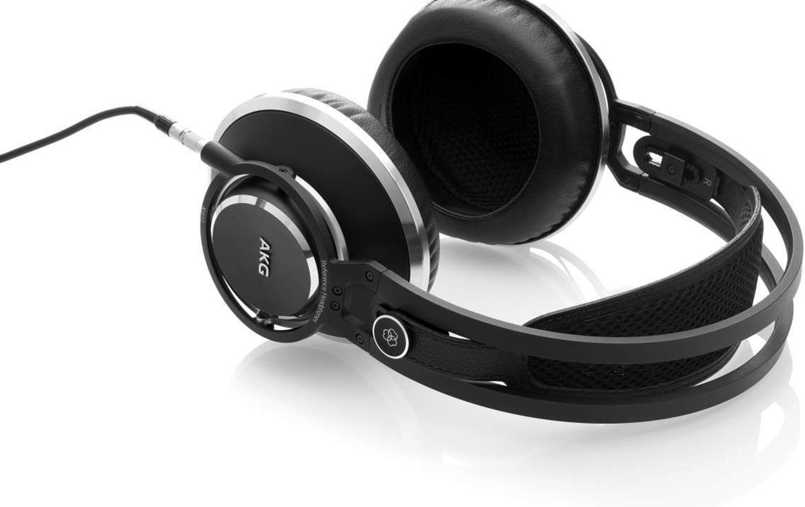 AKG K872