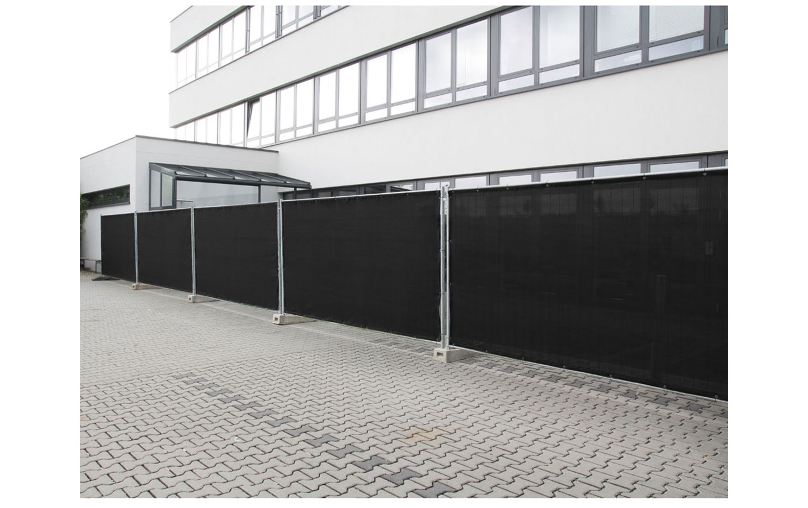 Adam Hall 0159 X BAU 1 Bauzaunblende Gaze Typ 800 1,76x3,41m geöst, schwarz