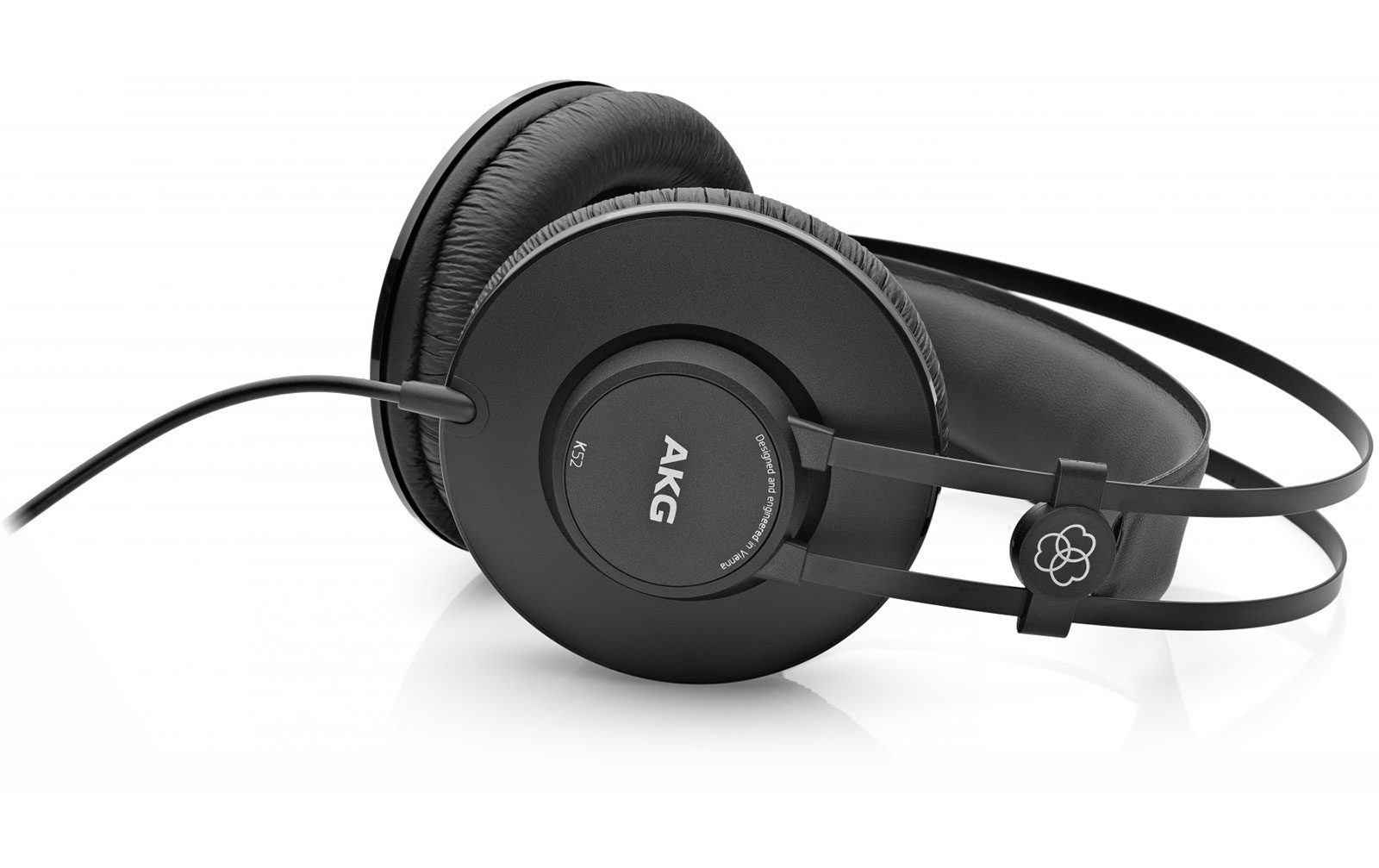 AKG K52