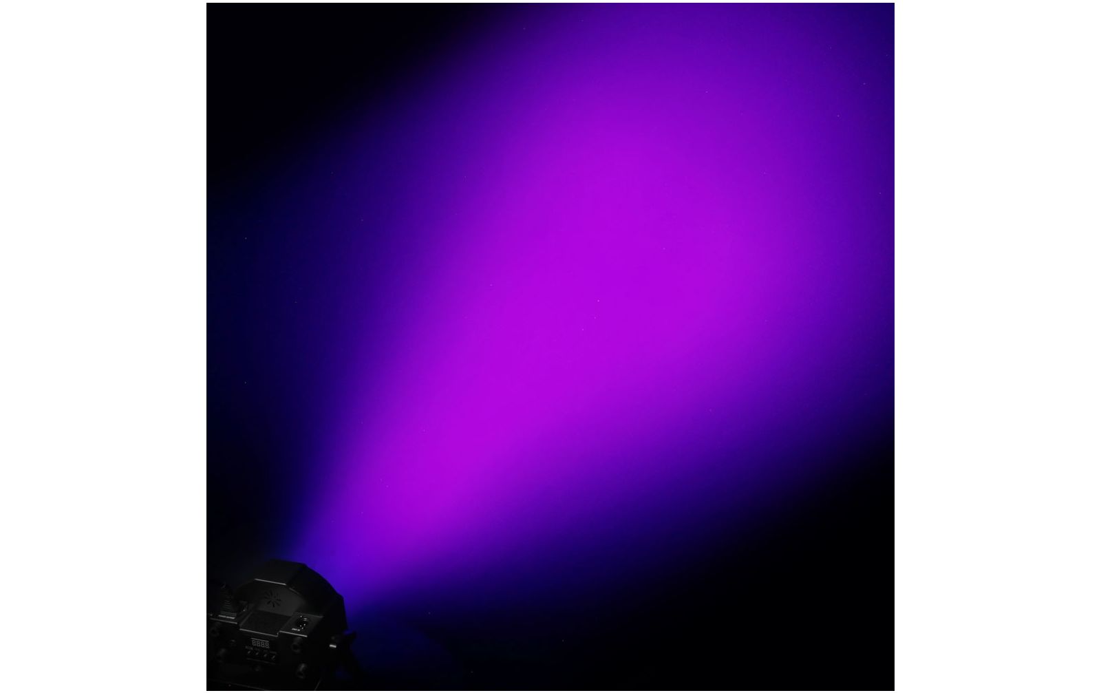 Cameo Flat PAR Can 7X3W UV IR 7 x 3 W High Power FLAT LED UV PAR-Scheinwerfer in schwarzem Gehäuse